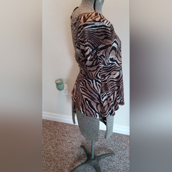 Peplum Animal Print Top - Picture 6 of 7